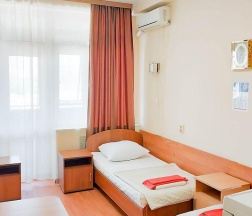 Кровать в 5-местном общем мужском номере в Smart Hotel KDO