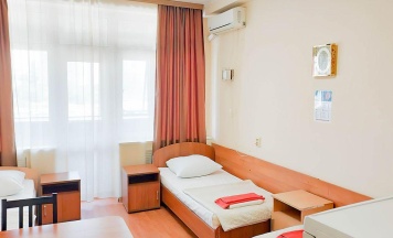 Кровать в 5-местном общем мужском номере в Smart Hotel KDO