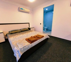 Номер комфорт улучшенный с 2 односпальными и 1 двуспальной кроватью в Гравитация