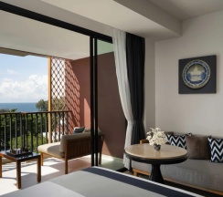 Двухместный номер Premier с балконом и с видом на море двуспальная кровать в Avista Grande Phuket Karon - MGallery