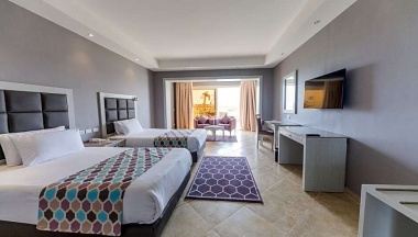 Двухместный номер Deluxe с видом на бассейн двуспальная кровать в Sunrise Crystal Bay Resort