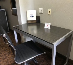 Четырёхместный номер Deluxe двуспальная кровать в Camelot Inn & Suites Veterans Memorial NW Houston