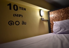 Четырёхместный номер Standard с балконом в Hide Bangkok Hostel