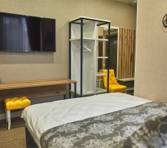 Двухместный стандарт с двуспальной кроватью (7) в July hotel