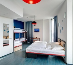 Кровать в общем номере с 6 комнатами в MEININGER Hotel Amsterdam Amstel