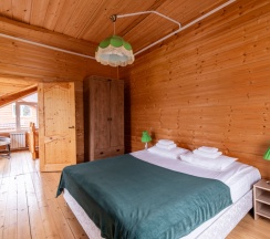 Шестиместный коттедж Боярский с балконом в Ателика Улиткино