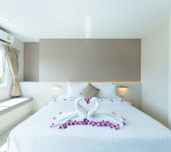 Двухместный номер Deluxe с балконом двуспальная кровать в La Vista Patong Hotel