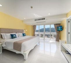 Люкс Luxury с 2 комнатами с балконом в Andaman Beach Suites Hotel