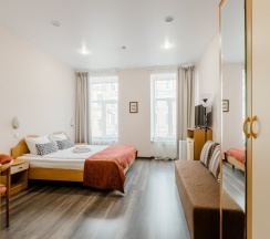 Улучшенная комната с двумя кроватями и диваном в Октавиана