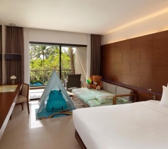 Двухместный номер Deluxe с балконом и с видом на бассейн двуспальная кровать в Отель Novotel Phuket Kata Avista Resort And Spa