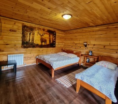 Трехместный номер с двуспальной и односпальной кроватями в Манул-Кел