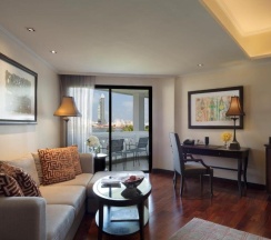 Двухместный полулюкс с видом на реку двуспальная кровать в Anantara Riverside Bangkok Resort