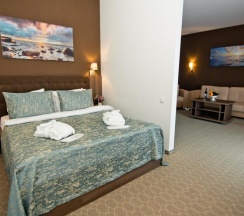 Люкс с балконом и с видом на море в Отель Sky Inn Batumi