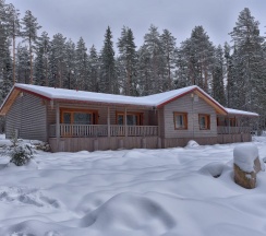 Комната в коттедже "Чародеи", 2 односпальные кровати и диван в Медвежка в Карелии