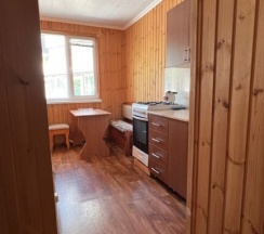 Коттедж c 1 комнатой с балконом и с красивым видом из окна в Нэла
