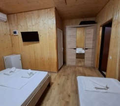 Трёхместный Домик с балконом и с красивым видом из окна в У Кристины