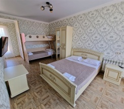 Делюкс 4-х местный с балконом и видом на море (Новый корпус, 150 метров от основной территории) в Аида