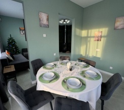 Уважаемые гости! Хотите отдохнуть семьей, компанией или поработать в тихой обстановке на свежем воздухе с видом на горы и лес? в Гостевой дом