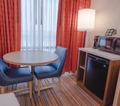 Четырёхместный люкс корпус 1 Family с 2 комнатами в Howard Johnson by Wyndham Anaheim Hotel and Water Playground