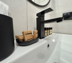 Четырехместный номер с кроватью размера "King-size" и двухъярусной кроватью в THouse