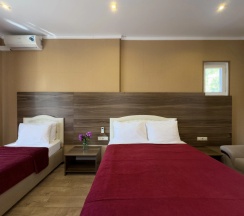 Трёхместный номер Супериор c 1 комнатой с балконом и с красивым видом из окна в Aimara