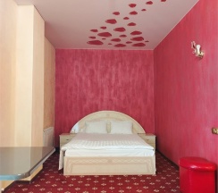 КОМФОРТ с ванной (в красных тонах). Старый номерной фонд в MaxxRoyal