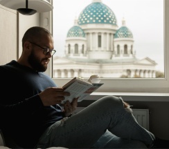 Стандартный номер с видом на внутренний двор и Троицкий собор в Piter inn