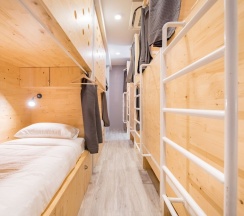 Кровать в общем номере с балконом в Nornyaowarat Hostel