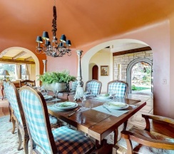 Коттедж с 4 комнатами в Juniper Ridge 16 5000 sq ft, Grand Chateau at Eagle, Expansive Mountain Views by RedAwning