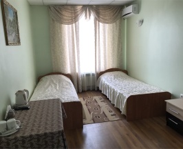 Двухместный номер с 2 односпальными кроватями и общей ванной комнатой в Артик