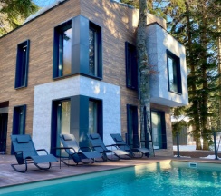 Люкс High Tech с балконом в Горы Village