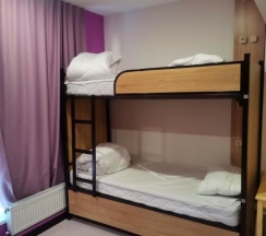 Кровать в женском двухместном смежном номере (+WC) в Танский