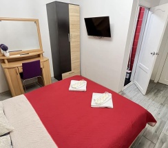 Номер улучшенный с 1 двуспальной кроватью (цокольный этаж) в Kovensky