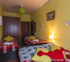 Бюджетный семейный 4-х местный номер с общей ванной комнатой в Мансарда