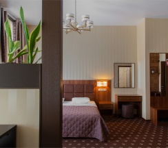 Апартаменты с просторной спальней, обеденной зоной и балконом в My Favourite Garden Hotel