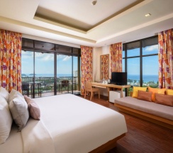 Двухместный номер Superior с видом на море двуспальная кровать в Karon Phunaka Resort