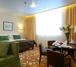 Номер люкс семейный с 2 двуспальными кроватями в Garden Hotel & SPA