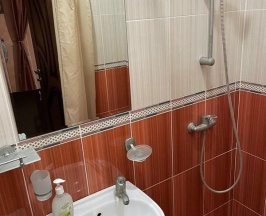 Трёхместный номер с 1 двуспальной кроватью и 1 односпальной кроватью в Карс