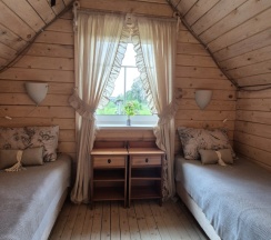 Дом с 2 комнатами с видом на озеро в Глэмпинг на озере Сиг