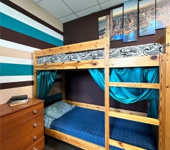 Кровать в общем 6-местном номере для мужчин и женщин в В Питере жить