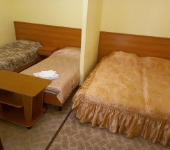 Комната эконом с 2 односпальными и 1 двуспальной кроватью в Легенда Сочи