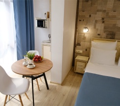 Студия Панорамная с балконом, мини кухней и видом на город и зелёную зону в Амбассадор