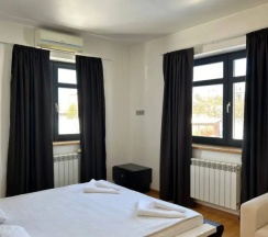 Коттедж с балконом и с красивым видом из окна в Friends House