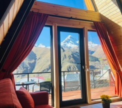 Шале с красивым видом из окна в Апартаменты Pyramid Kazbegi