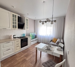 Апартаменты с балконом и с красивым видом из окна (общая ванная комната) в Квартира уютная в центре города