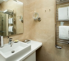 Люкс с одной большой кроватью в СберУниверситет