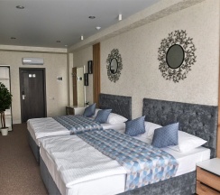 Номер с двумя двуспальными кроватями (3) в July hotel