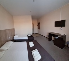 Номер стандарт семейный с 1 односпальной и 1 двуспальной кроватью в Leto Place