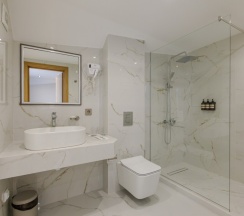 Двухместный номер Стандарт Мансарда с балконом двуспальная кровать в Афалина