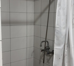 Кровать в общем номере с балконом и с красивым видом из окна в Rodnik village&SPA